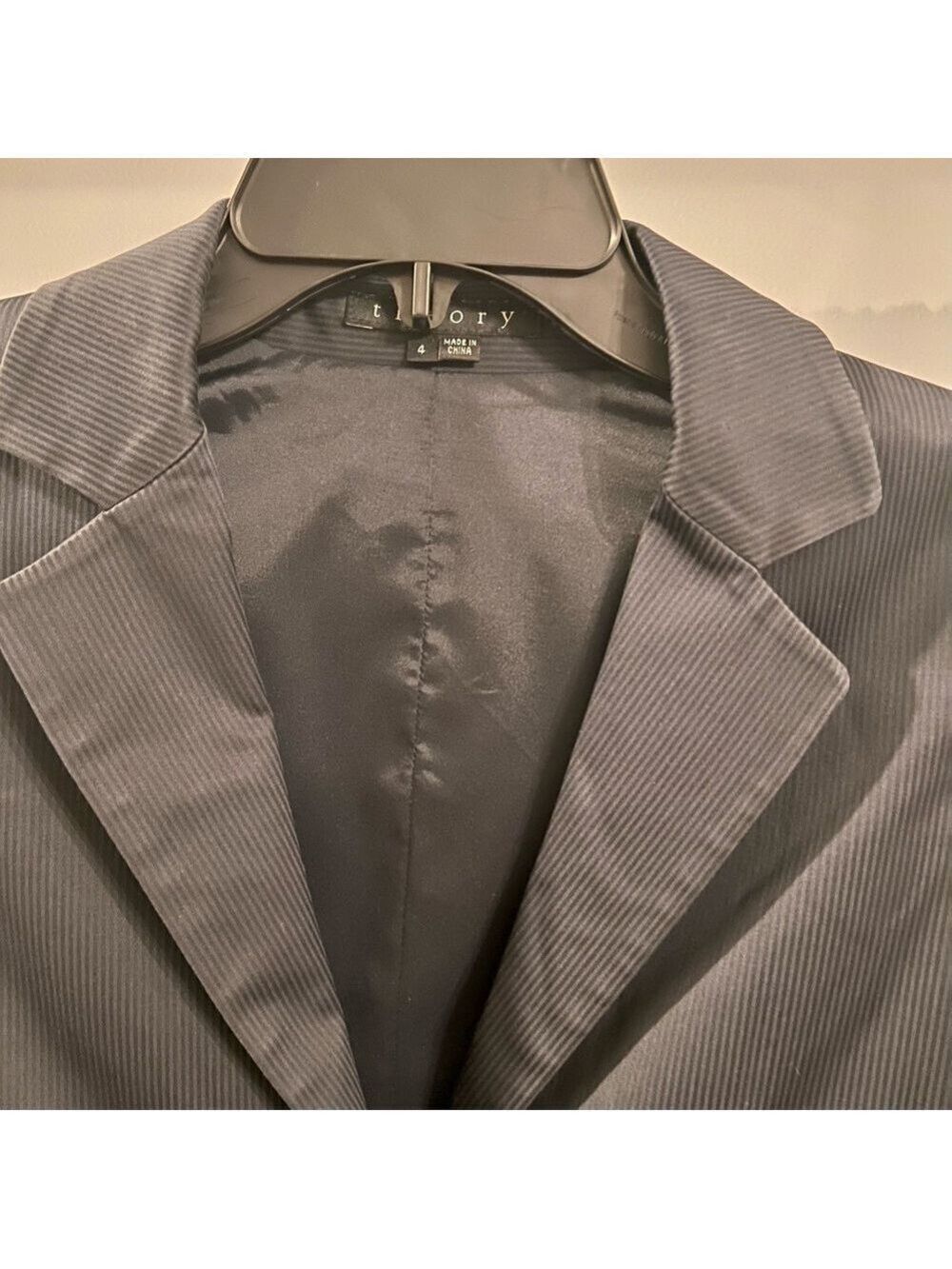 𝅺THEORY black and grey pinstripe fitted blazer.  Size 4 - Picture 3 of 8